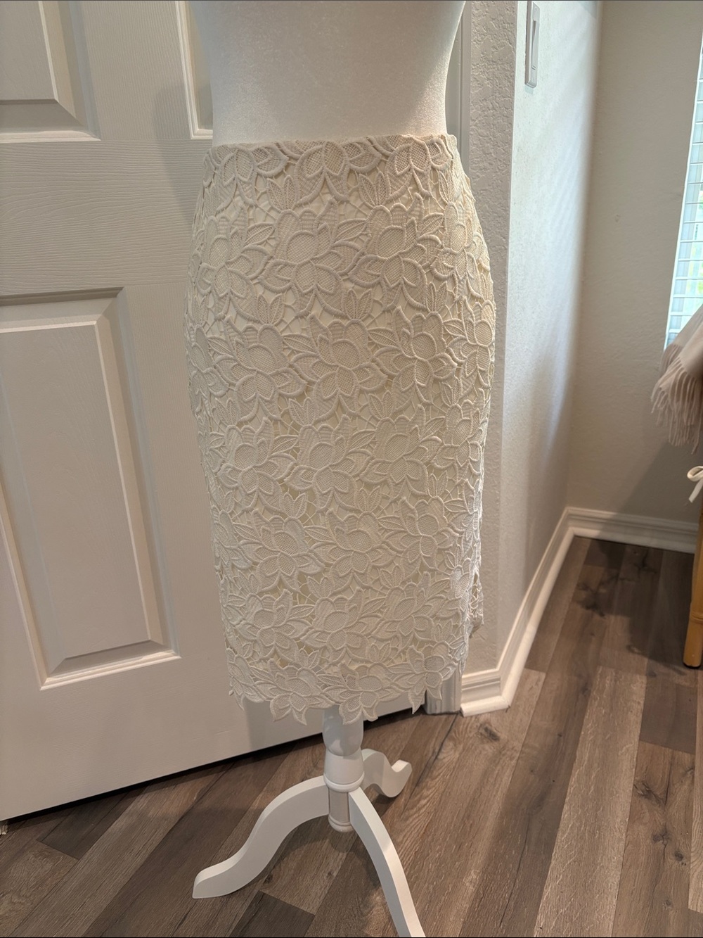 Ann Taylor Ivory Floral Lace Pencil Skirt